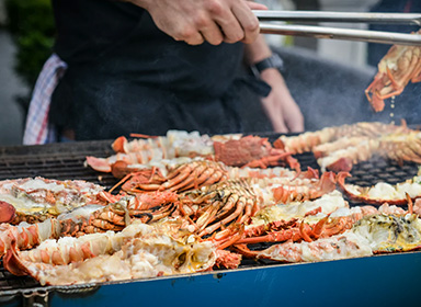 品尝鲜美多汁海鲜烧烤
